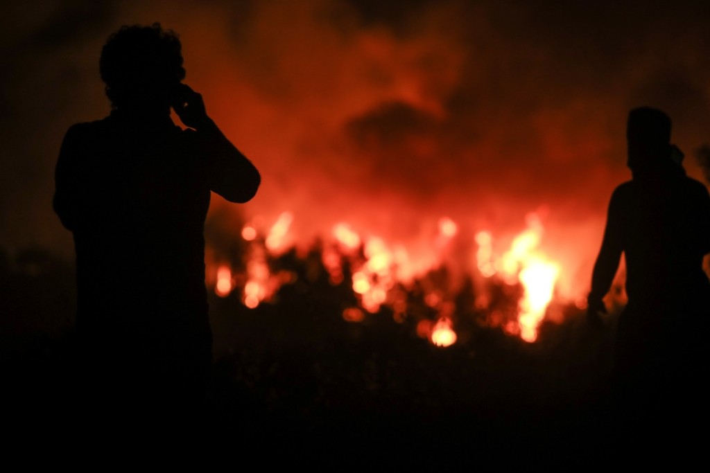 SOS εκπέμπει η Εύβοια – Μάχη για να μείνει η φωτιά μακριά από το Μαντούδι  (pics&vids)