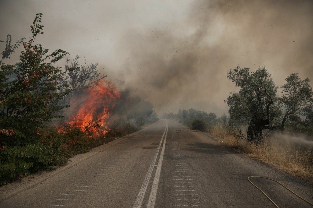 Βιβλική καταστροφή στην Εύβοια – Εκκενώνονται άλλοι 8 οικισμοί – Πληθαίνουν τα μέτωπα (pics&vids)