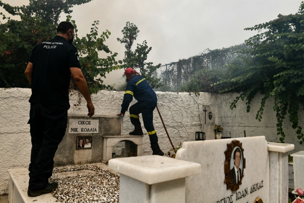 Η ηρωική μάχη των Πυροσβεστών με τις φλόγες – Μετέτρεψαν νεκροταφείο σε αντιπυρική ζώνη (pics)