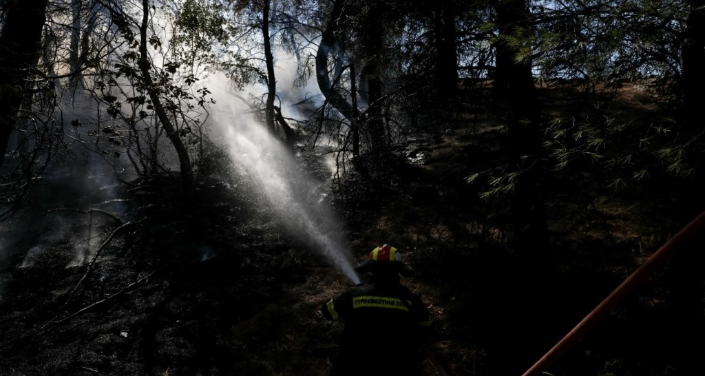 Με δυο πύρινα μέτωπα αντιμέτωπη η Αρκαδία – Ζημιές σε σπίτια
