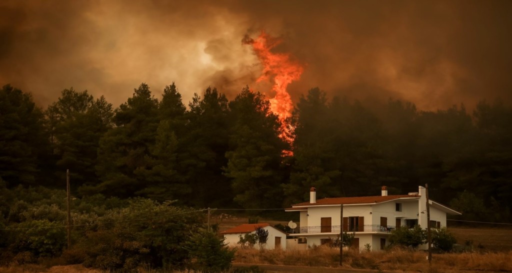 Μήνυμα 112 για εκκένωση της Λίμνης Ευβοίας – Φέρι μποτ μεταφέρουν κόσμο στην Αιδηψό