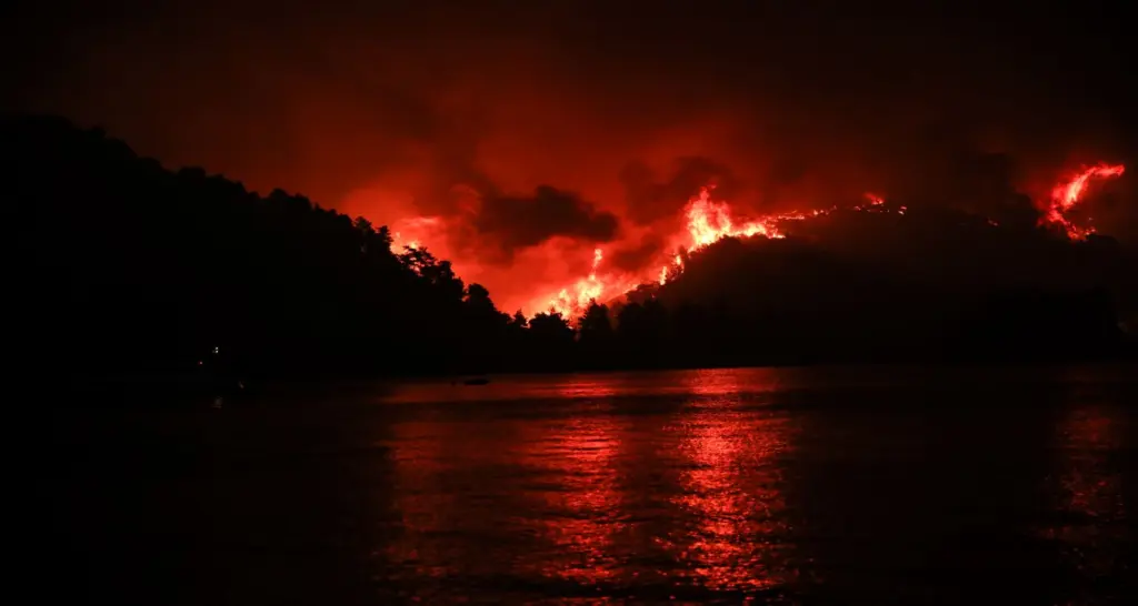 Η δραματική έκκληση για βοήθεια του δήμαρχου Ιστιαίας Γιάννη Κοντζιά – “Περιμένουμε να έρθει η καταστροφή μας” (vids)
