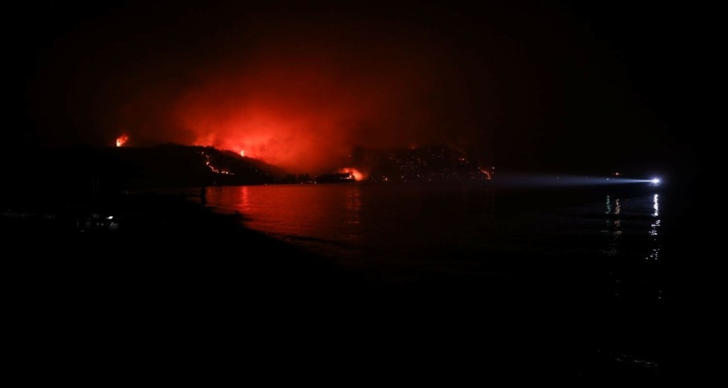 Κύκλους κάνει η “μανιακή” φωτιά στην Εύβοια – Συνεχίζονται οι εφιαλτικές στιγμές στα χωριά – Εκκενώνονται και άλλοι οικισμοί (vid)