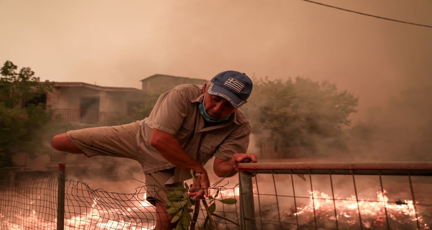 Ατρόμητος κάτοικος στο Πευκί πηδά τον φράχτη για να σώσει χωράφι που  προσπάθησε να κάψει η φωτιά (pics) | Debater