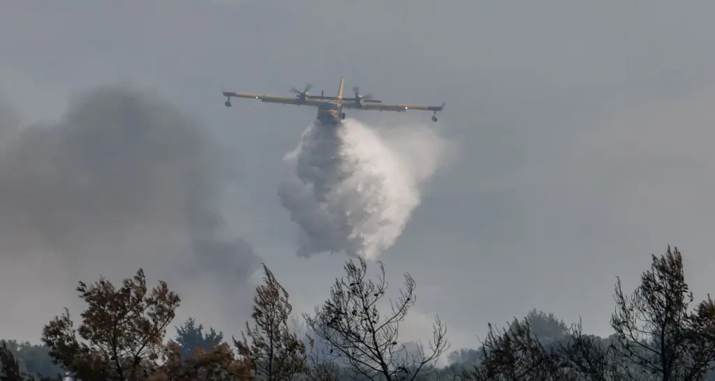 Καλύτερα η εικόνα και στις δύο φωτιές στην Αττική – Φόβοι για αναζωπυρώσεις (pic&vid)