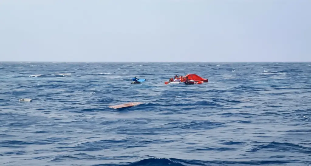 Βίντεο ντοκουμέντο από τη στιγμή που σώζονται οι 18 ναυαγοί στη Μήλο