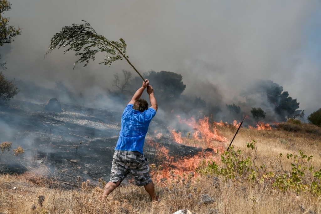 Καλύτερη η εικόνα από το πύρινο μέτωπο στην Κερατέα – Συνεχίζει να επιχειρεί η Πυροσβεστική (vids)