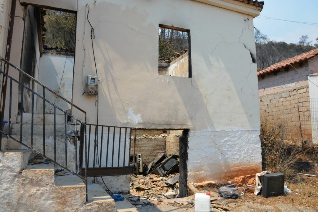 Συνεχίζονται οι έλεγχοι στις πυρόπληκτες περιοχές – Πόσα κτίρια είναι ακατάλληλα