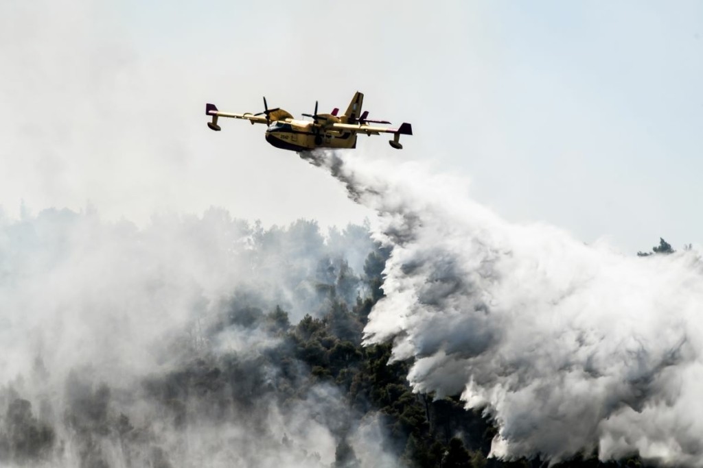 Σε πολλά επικίνδυνα κομμάτια έχει σπάσει το μέτωπο στα Βίλια – Η τελευταία προσπάθεια πριν τη νύχτα
