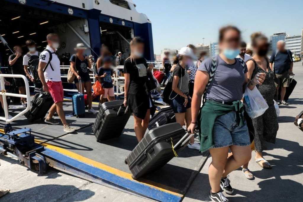 Απειλή για τους ανεμβολίαστους η μετάλλαξη Δέλτα – Οι διακοπές στρώνουν “κόκκινο χαλί” στον κορονοϊό για τον Σεπτέμβρη