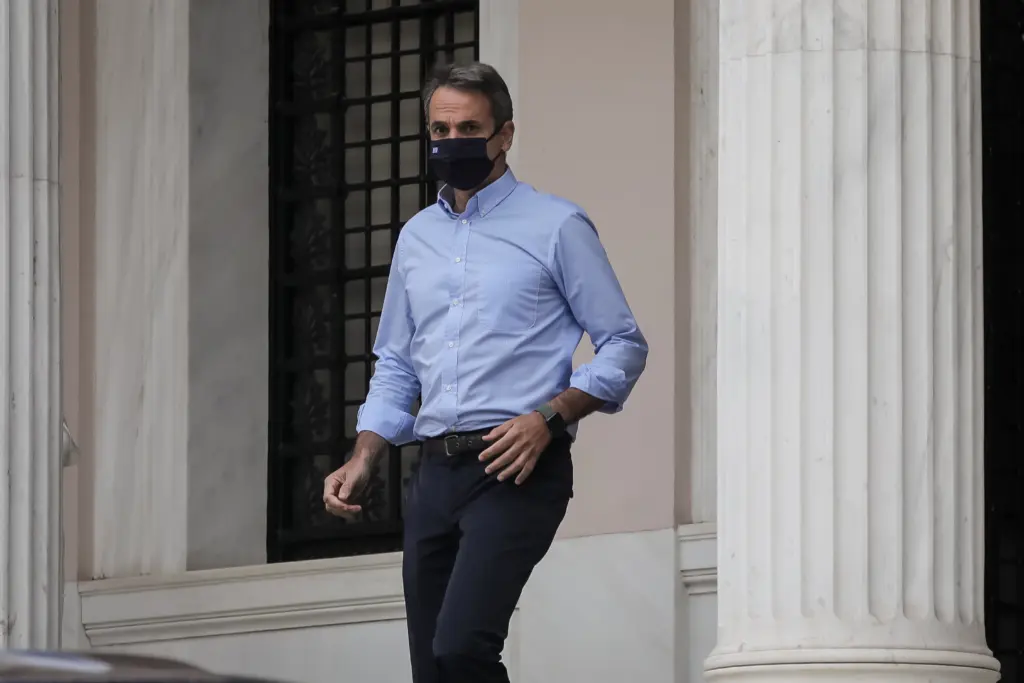 Σε αναμμένα κάρβουνα για τον ανασχηματισμό – “Κλειστά κρατά τα χαρτιά” του ο Μητσοτάκης