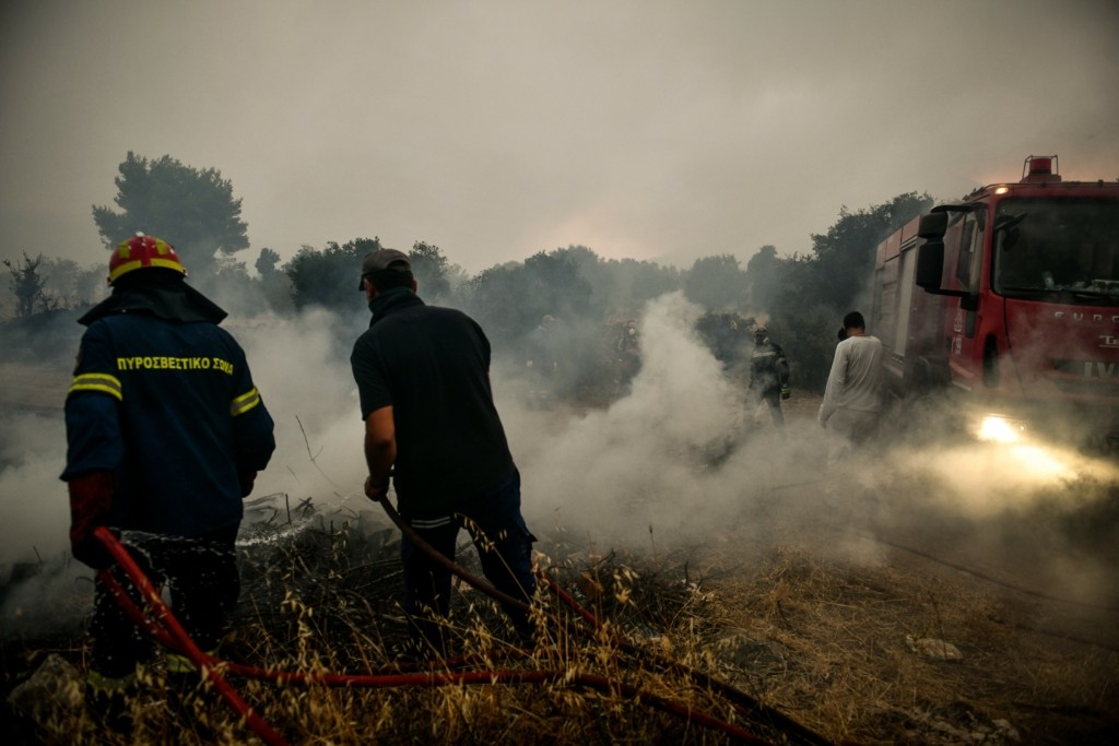 Οριοθετήθηκε η μεγάλη φωτιά στην Εύβοια – Συνεχείς ρίψεις νερού από τα εναέρια μέσα – Κινδύνευσε το Μαρμάρι (pics&vids)