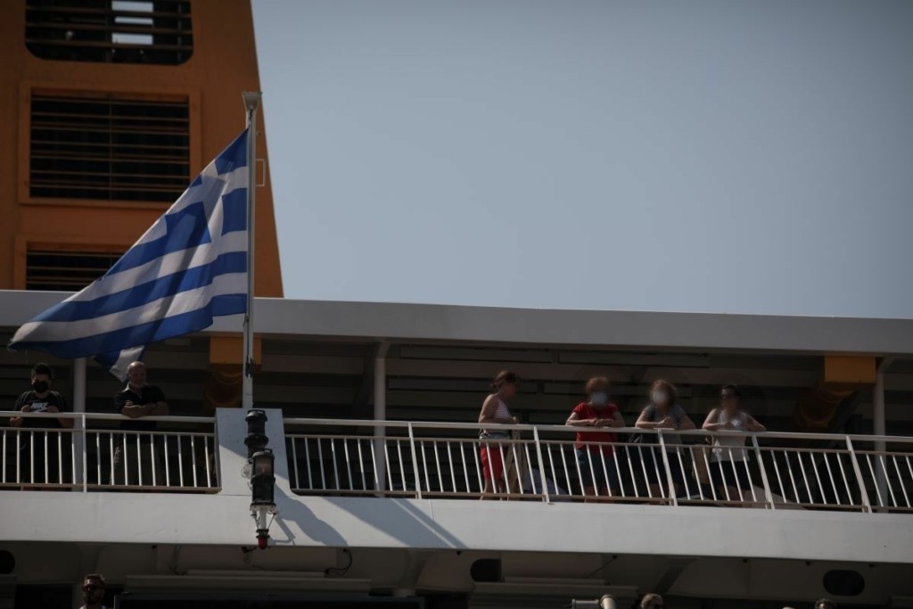 Ανήκουστο περιστατικό στην Κέρκυρα – Κατέβασαν μητέρα με παιδί ΑμεΑ από πλοίο