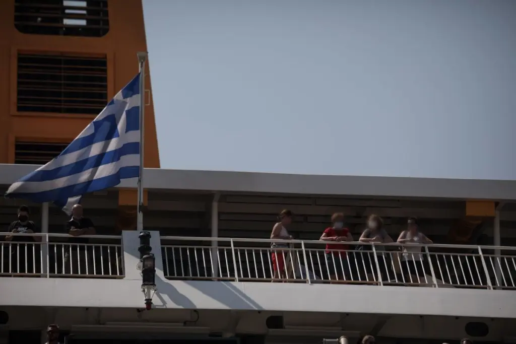 Ανήκουστο περιστατικό στην Κέρκυρα – Κατέβασαν μητέρα με παιδί ΑμεΑ από πλοίο