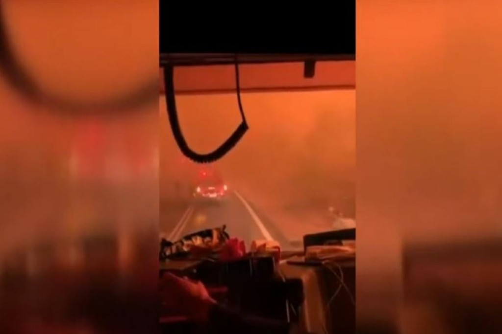 Η στιγμή που εθελοντές πυροσβέστες περικυκλώνονται από τη φωτιά στα Βίλια – Συγκλονιστικό ντοκουμέντο