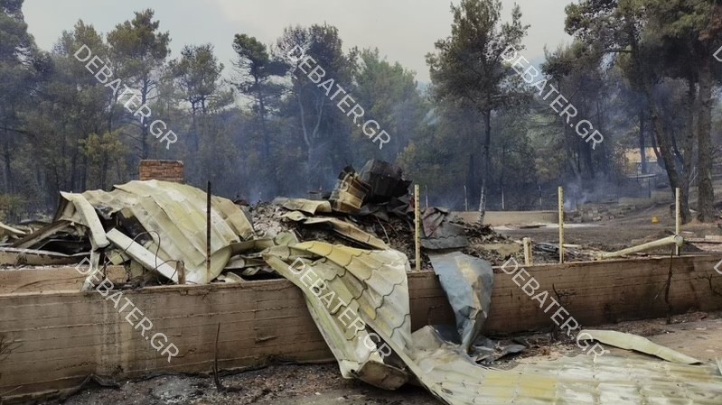 Στις φλόγες παραδόθηκε σπίτι στους Θρακομακεδόνες – Στάχτη και αποκαϊδια άφησε πίσω της η φωτία (pics)