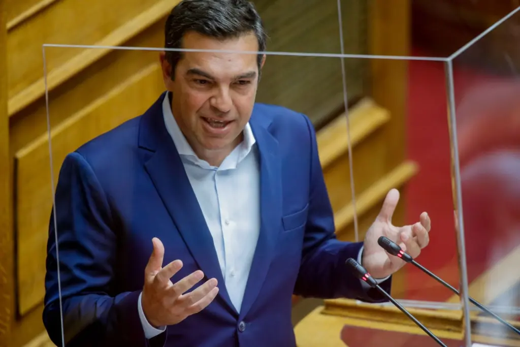 “Η χυδαία και ανιστόρητη θεωρεία των δύο άκρων είναι ξέπλυμα της ακροδεξιάς” – Η ομιλία του Τσίπρα στη Βουλή