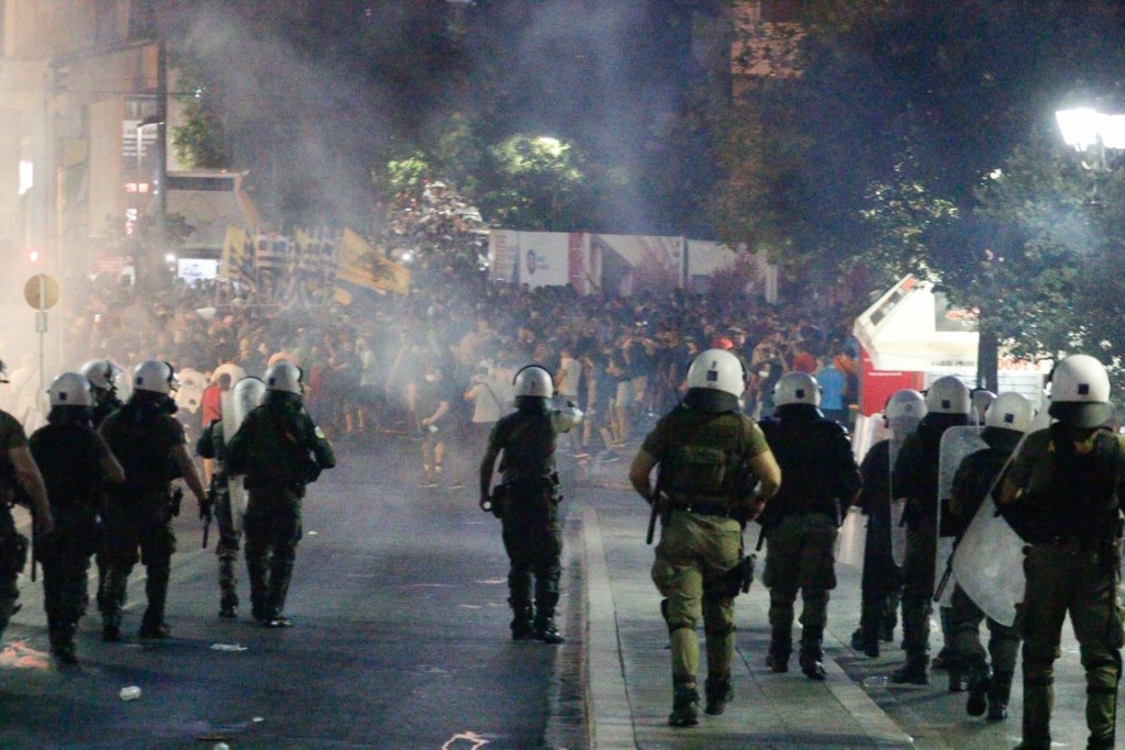 Πέντε συλλήψεις για τα άγρια επεισόδια στην πορεία των αντιεμβολιαστών στο Σύνταγμα