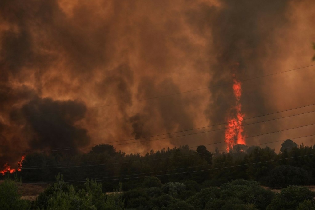 Το απόλυτο χάος στην Εύβοια – Καίγονται τα πάντα – Εγκλωβισμένοι πολίτες και πυροσβέστες ψάχνουν να σωθούν – Άνθρωποι με εγκαύματα