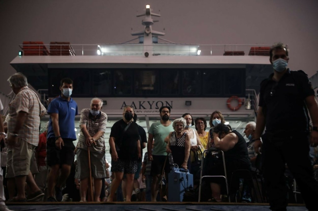 Οι συγκλονιστικές εικόνες από τη μεταφορά 1.130 ανθρώπων από την Λίμνη Εύβοιας στην Αιδηψό με φερι μποτ (pics&vid)
