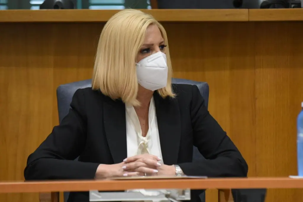 “Να δικαιολογήσει τα αδικαιολόγητα προσπαθεί ο πρωθυπουργός” σχολιάζει η Φώφη Γεννηματά
