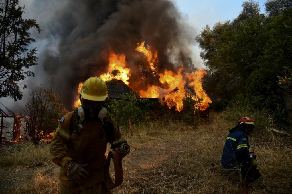 Επεκτείνεται επικίνδυνα η φωτιά στο Παραδείσι Αγρινίου – Εκκενώνονται δύο οικισμοί (vids)