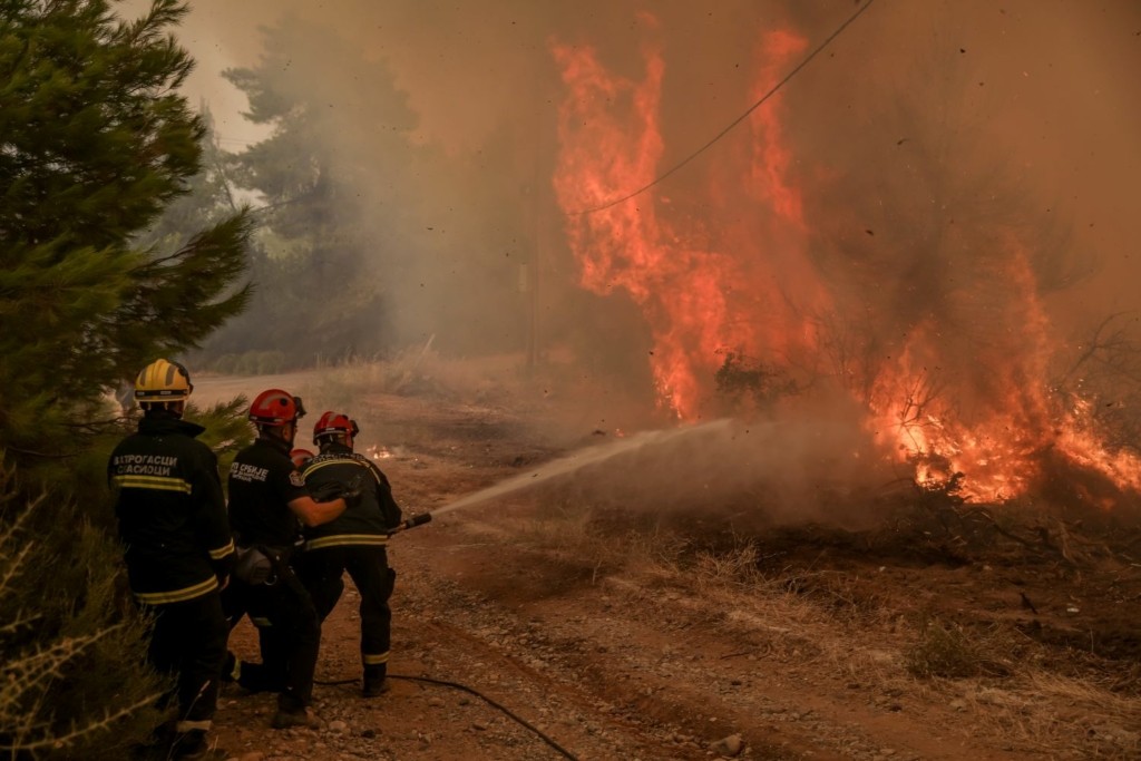Ισχυρές αναζωπυρώσεις στη Μάνη –  Τα δύο σημεία που φλέγονται