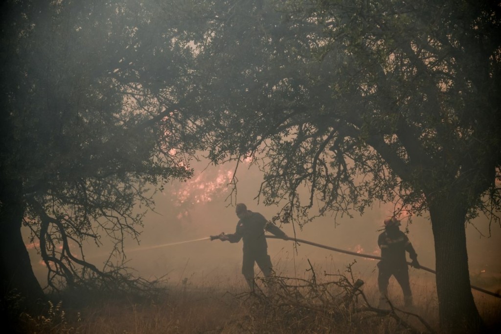 Φωτιά σε χωριό της Βοιωτίας – Καίει αγροτοδασική περιοχή