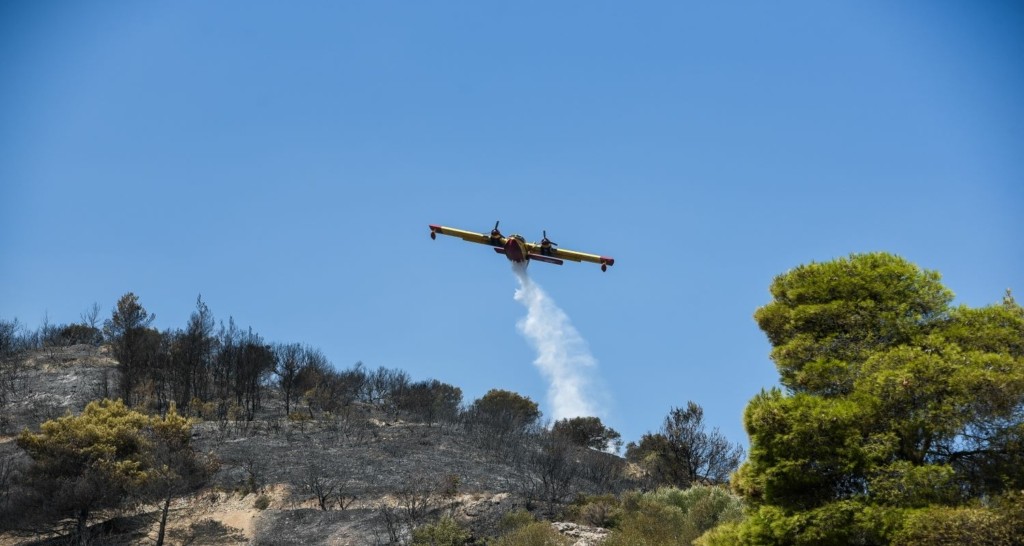 Ανεξέλεγκτη παραμένει η φωτιά στην Κω – Απομακρύνονται κάτοικοι από την περιοχή Τσουκαλαριά