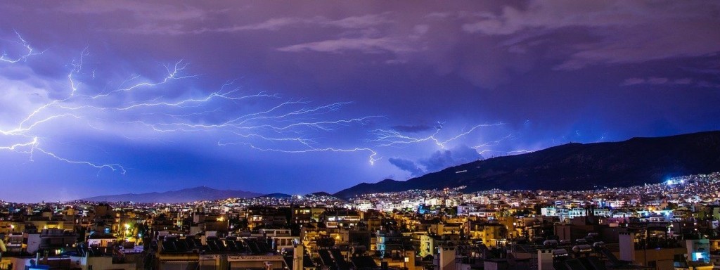 Άνοιξαν οι ουρανοί στη χώρα – Πάνω από 1600 κεραυνοί σε λίγη ώρα – Πού αναμένονται επικίνδυνα φαινόμενα