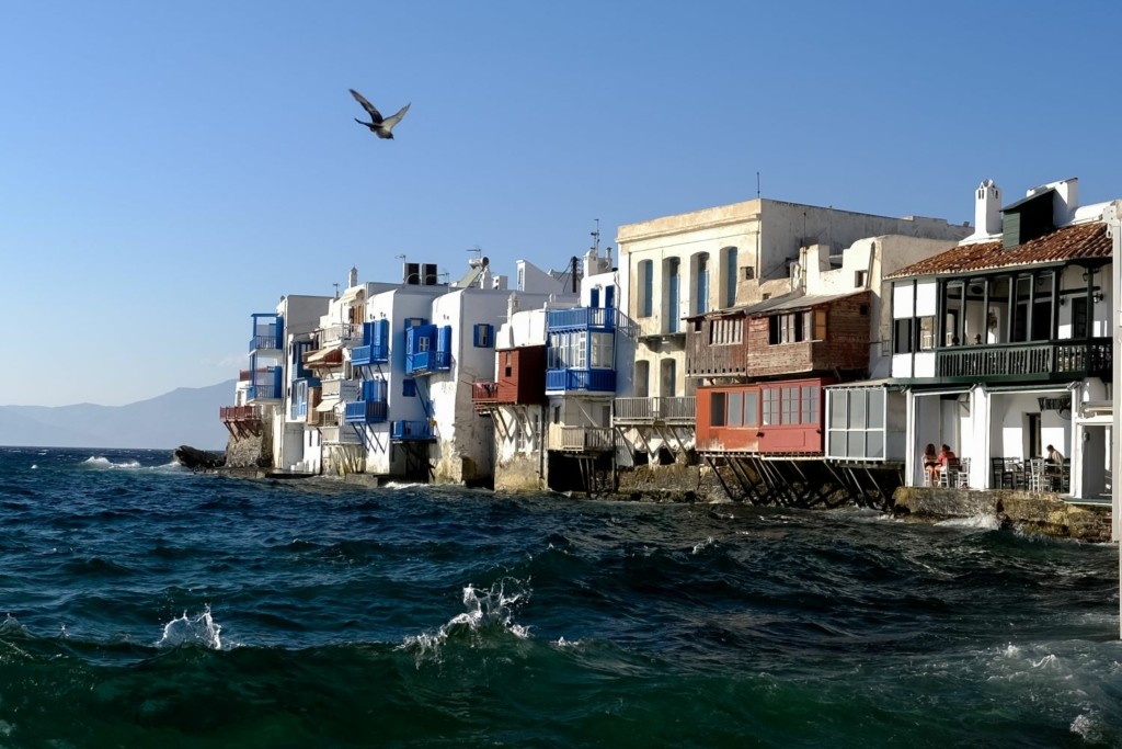 Άδοξα έληξε το “πάρτι” φοροδιαφυγής για επτά μαγαζιά στην Μύκονο – Οι τεχνικές για να αποφεύγουν τους φόρους