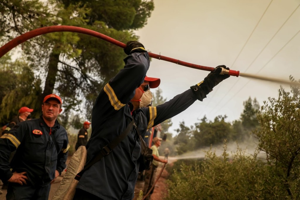 Στο νοσοκομείο τρεις τραυματίες πυροσβέστες που μάχονταν με τις φλόγες στην Αρκαδία