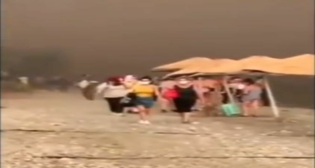 Με μάσκες και μπλούζες στο κεφάλι τους προσπαθούν να σωθούν οι κάτοικοι στις Ροβιές (vid)
