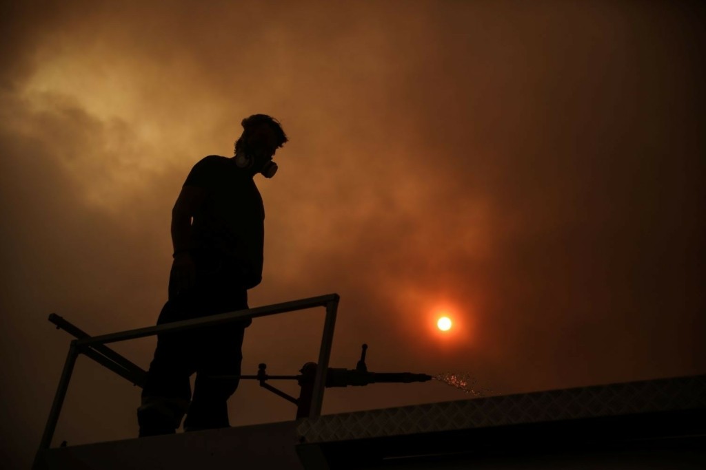 Με αναπνευστικά προβλήματα στο νοσοκομείο 77 άνθρωποι μετά την φωτιά στην Βαρυμπόμπη (vid)