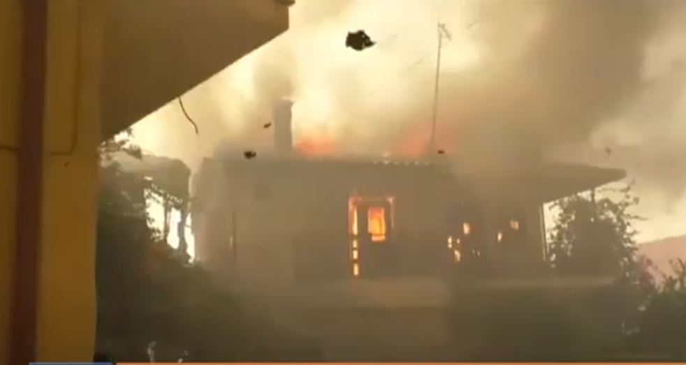 Σπίτι στην Ηλεία λαμπαδιάζει μπροστά στην κάμερα – Ουρλιαχτά και εκρήξεις στο χωριό