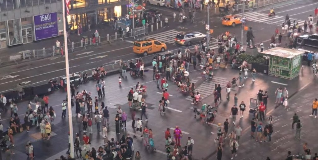 Το πρώτο συντριβάνι της Times Square θα είναι φτιαγμένο από… 400.000 τεχνητά νύχια (pic)