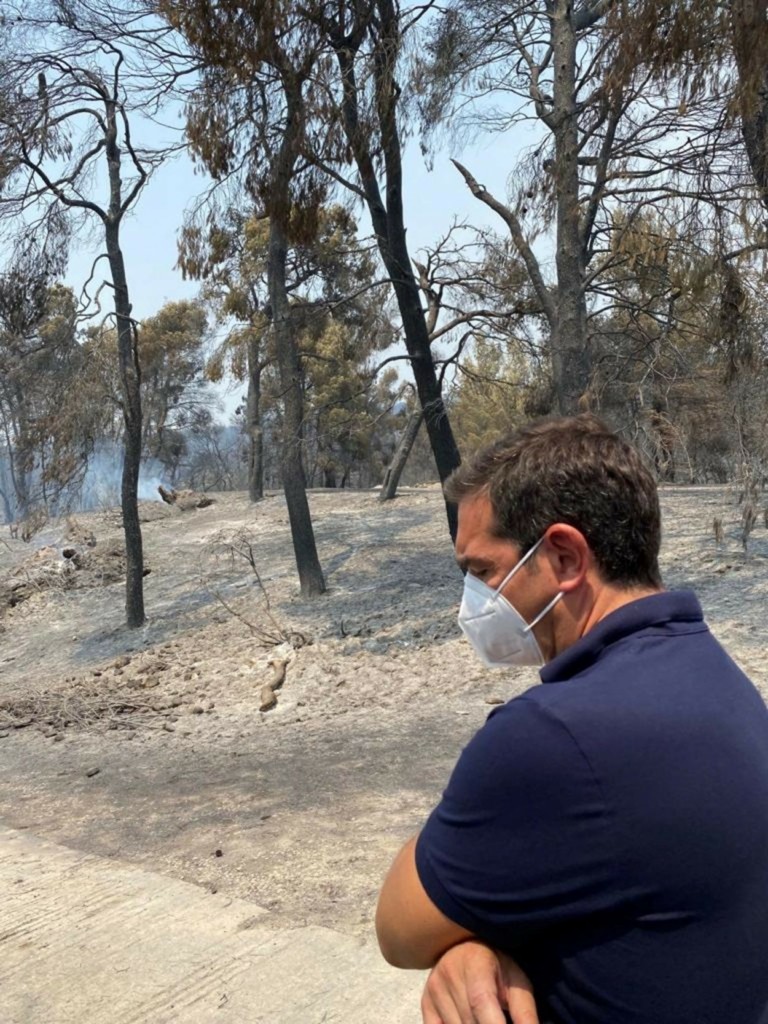 Μήνυμα Τσίπρα σε κυβέρνηση από το μέτωπο της Εύβοιας – “Καλό είναι να μην αυτοθαυμάζονται πάνω στα ερείπια”