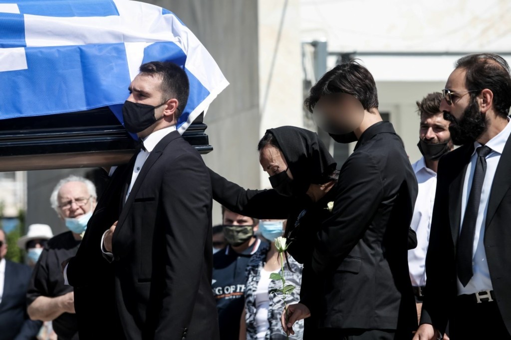 Το σπαραχτικό μοιρολόι της Βίκυς Σταμάτη στο νεκροταφείο – “Αγάπη μου να πετάξεις ψηλά” (pics&vid)