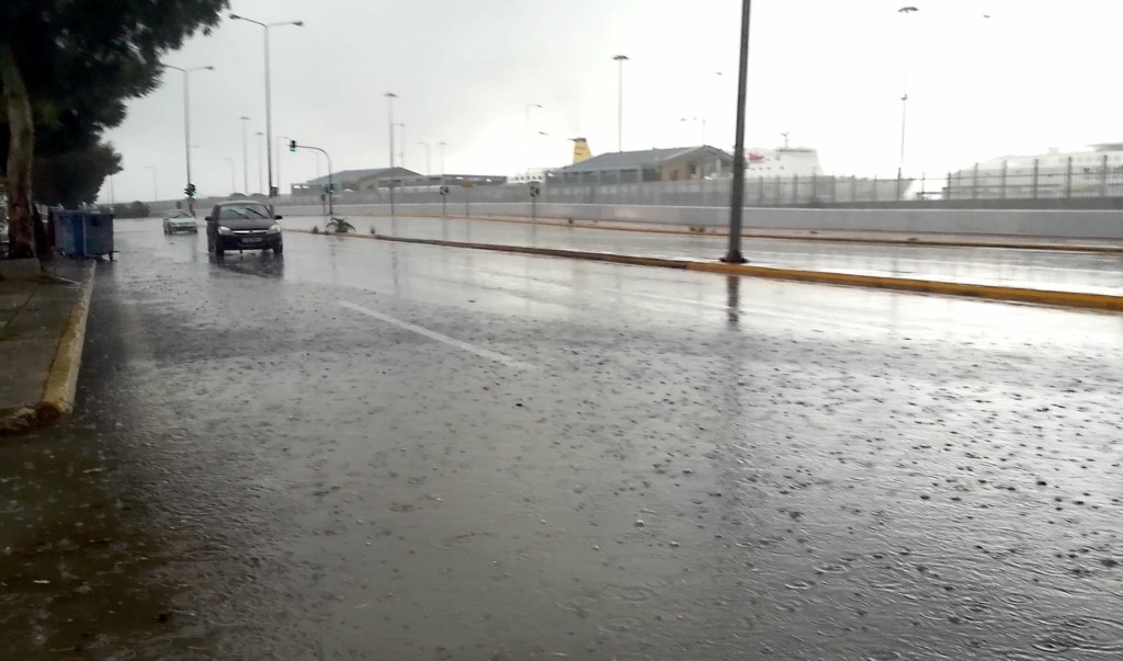 Εικόνες καταστροφής μέσα σε 30 λεπτά στα Γιάννενα – Δέντρα κόπηκαν, κολόνες κατέρρευσαν (vid)