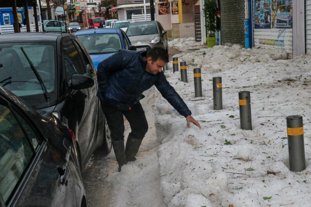 Απίστευτη χαλαζόπτωση από ξαφνικό μπουρίνι στην Καβάλα (vid)
