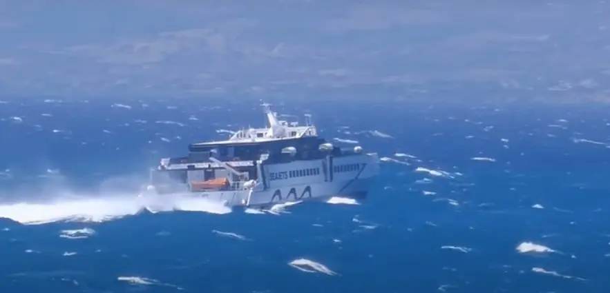 Η στιγμή που το Sifnos Jet παλεύει με θηριώδη κύματα στο Αιγαίο – Πλέει σαν “καρυδότσουφλο” (vid)