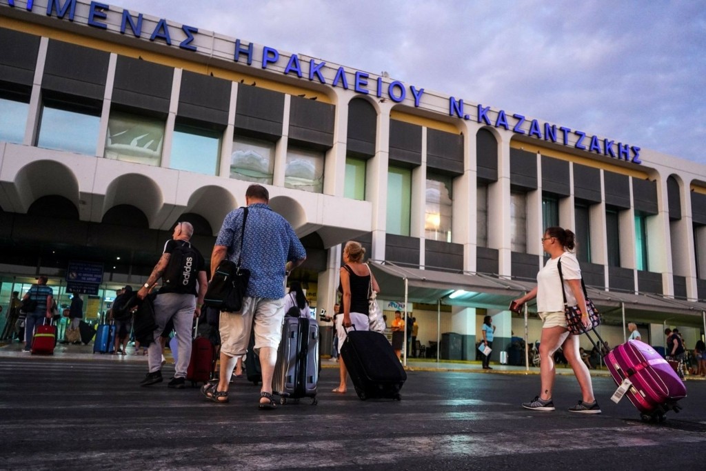 Πήγε αμέριμνη με θετικό τεστ κορονοϊού να ταξιδέψει στο αεροδρόμιο και έφαγε πρόστιμο 5.000 ευρώ