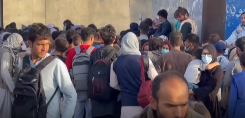 Αίμα και διαμελισμένα κορμιά παντού στο αεροδρόμιο της Καμπούλ μετά τις εκρήξεις – ΠΟΛΥ ΣΚΛΗΡΑ ΒΙΝΤΕΟ