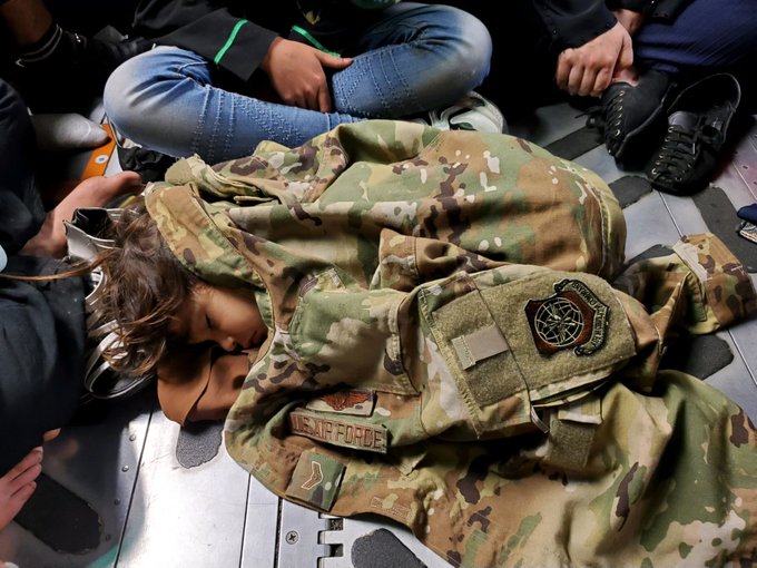 Η εικόνα ανθρωπιάς μέσα στον όλεθρο του Αφγανιστάν – Αμερικανός στρατιώτης σκέπασε με το τζάκετ του παιδάκι (pic)