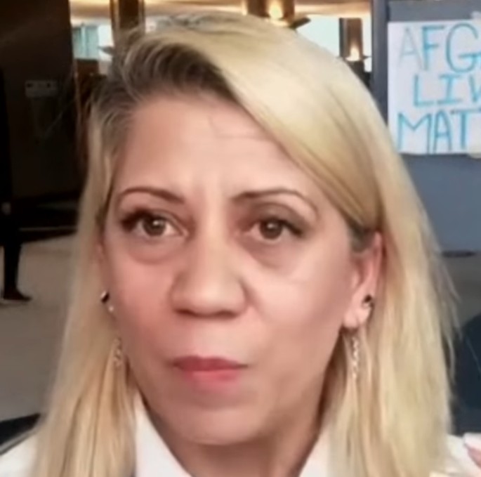 Η έκκληση Αφγανής δημοσιογράφου – “Καλώ τις γυναίκες να μη μείνουν στο σπίτι, βγείτε έξω, υψώστε τη φωνή σας” (vid)