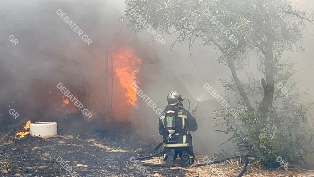 Συνεχείς αναζωπυρώσεις στις Αφίδνες – Καίγεται σπίτι και επιχείρηση στην περιοχή (pic&vid)