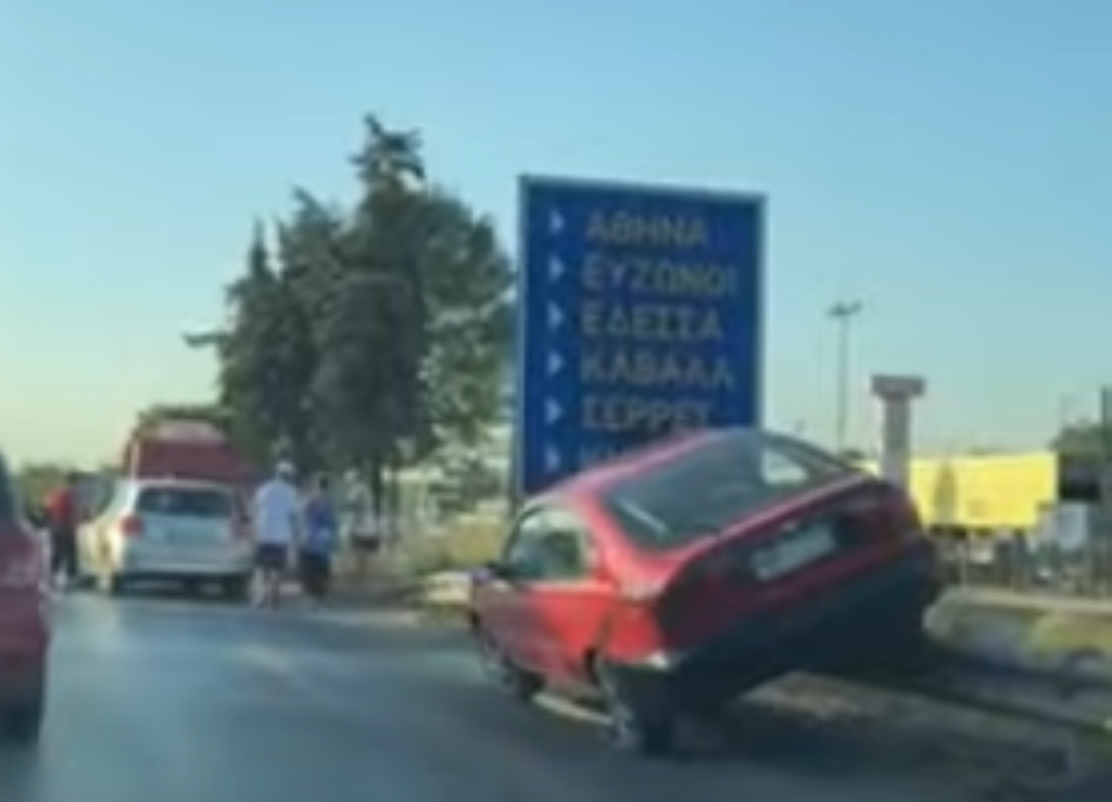 Αυτοκίνητο ξέφυγε της πορείας του και “καβάλησε” τα διαχωριστικά κάγκελα (vid)