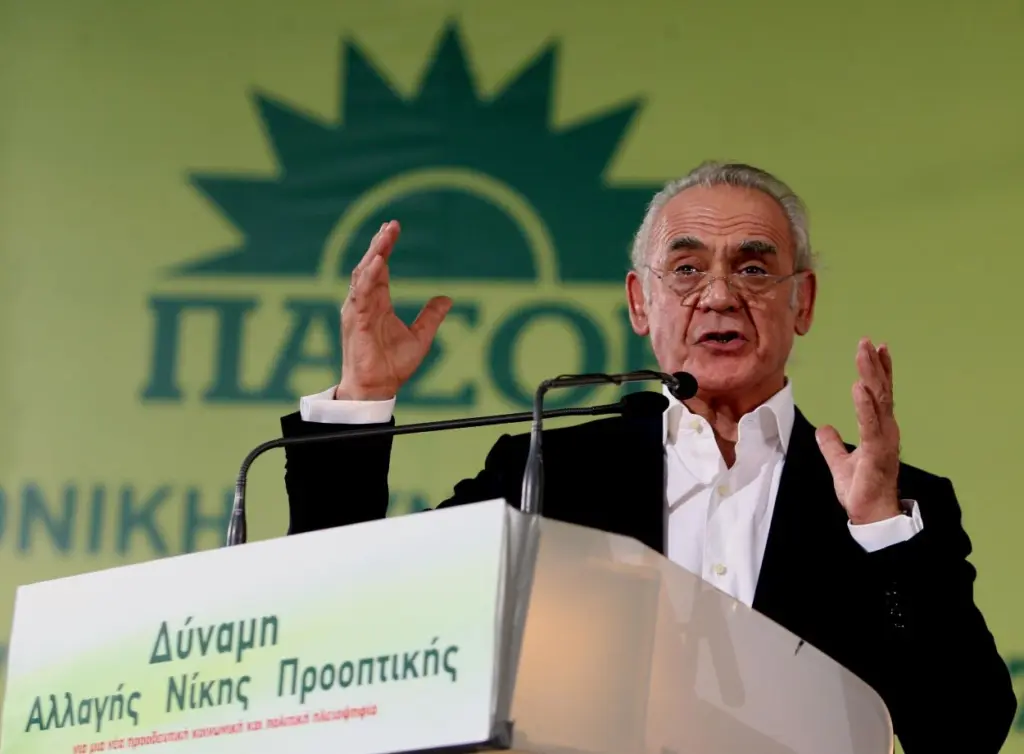 Άκης Τσοχατζόπουλος ο πρώτος πολιτικός που το όνομά του έγινε σαμπάνια (pic)