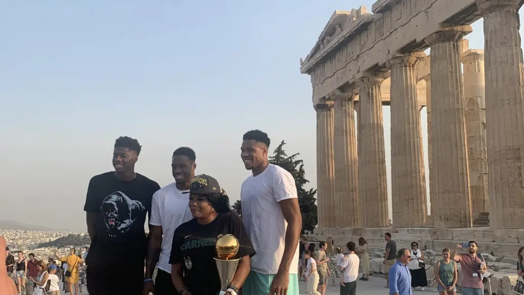 Στην Ακρόπολη με το κύπελλο του NBA και την οικογένειά του ο Γιάννης Αντετοκούνμπο