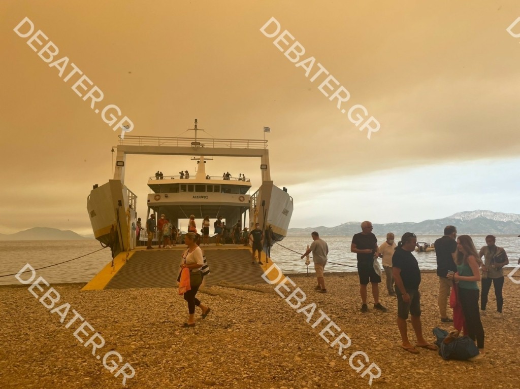 Εκατοντάδες κάτοικοι της Εύβοιας εγκαταλείπουν με πλοία τα χωριά τους που καίγονται (pics&vid)